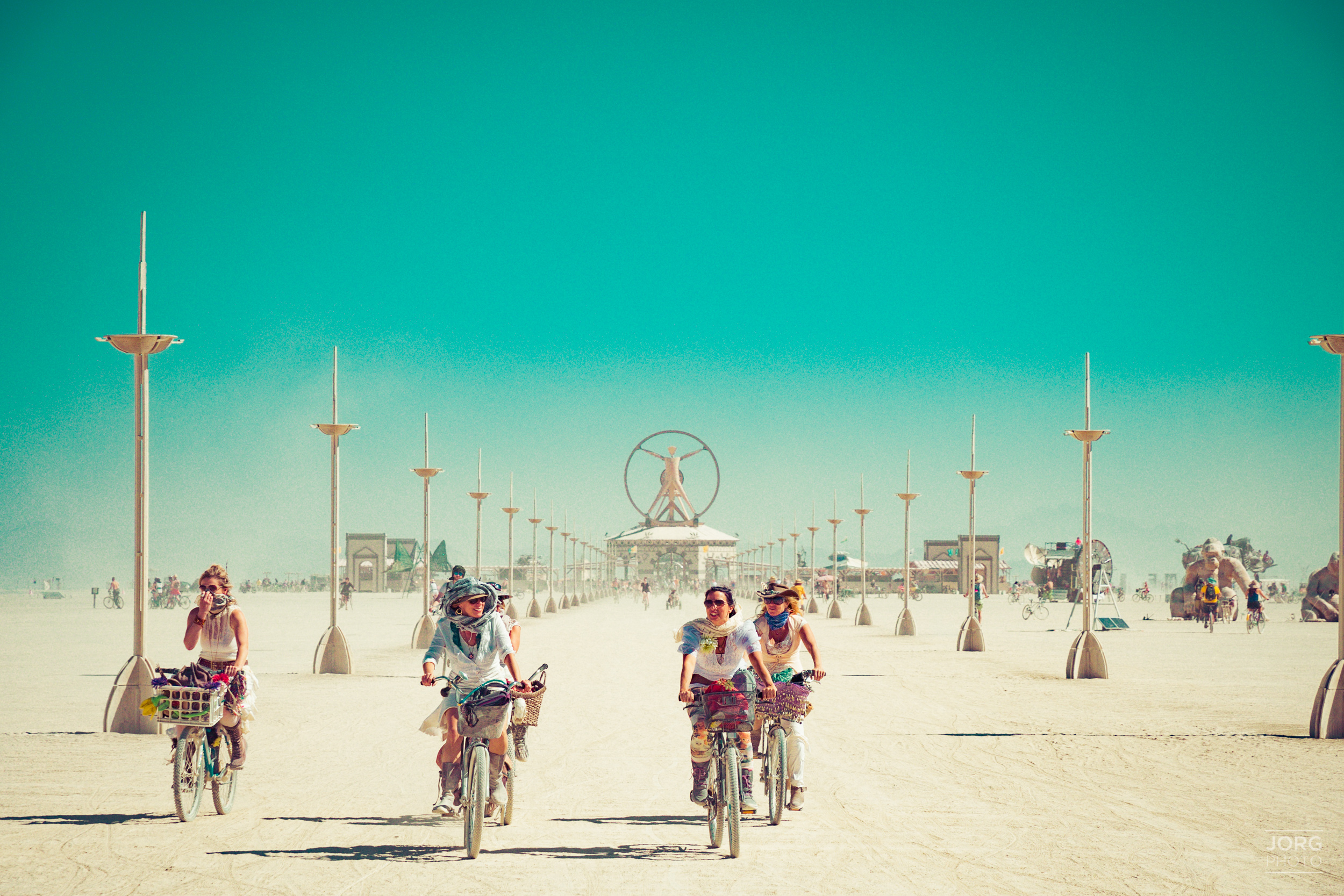 Sand storm party at burning man. Burning man 2005. Что такое Бернинг Мэн в Америке. Burning man АРТКАР. Бёрнинг Мэн 1990.